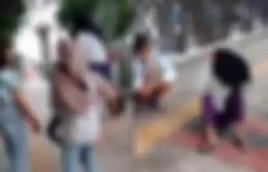Beredar viral di media sosial, video cewek berjilbab dibully, dipukul dan ditendang bergantian di Alun-alun Gresik. 
