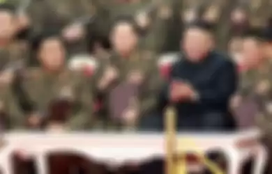 Siap Perang, Kim Jong Un Pakai Seragam Militer dan Tenteng Senapan Serbu 