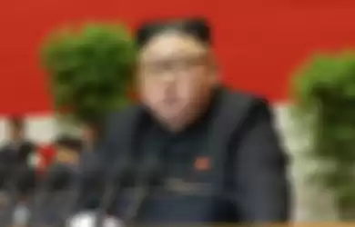 Kim Jong Un berpose dengan seragam militer.