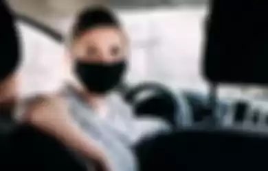 Pakai masker dalam mobil.
