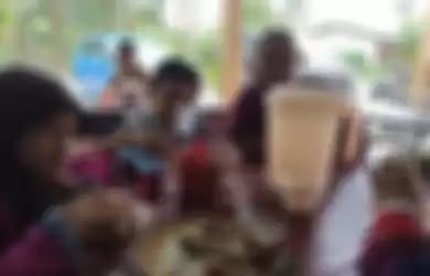 Keluarga Azam Mahat menikmati makanan di salah satu rumah orang yang disangkanya warung makan.