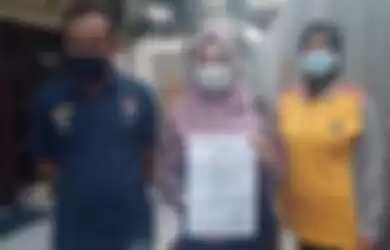 S (36) didampingi Kuasa Hukumnya, Haryanto, menunjukkan surat penahanan sebelum ditahan di Polres Demak, Jawa Tengah.