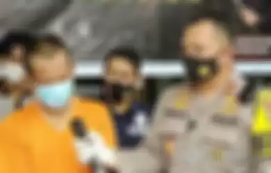 Tersangka AZ alias Efen (39) pria asal Gresik yang tega menjual istrinya untuk layanan seks kepada pria hidung belang saat diamankan di Polres Mojokerto Kota, Selasa (12/1/2021). 