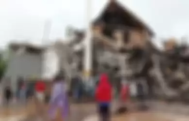 Warga mengamati Gedung Kantor Gubernur Sulawesi Barat yang rusak akibat gempa bumi, di Mamuju, Sulawesi Barat, Jumat (15/1/2021). Petugas BPBD SUlawesi Barat masih mendata jumlah kerusakan dan korban akibat gempa bumi berkekuatan magnitudo 6,2 tersebut.