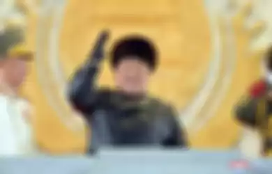 Kim Jong Un tersenyum lebar saat pamerkan senjata terkuat di dunia dalam pagelaran militer di Korea Utara.