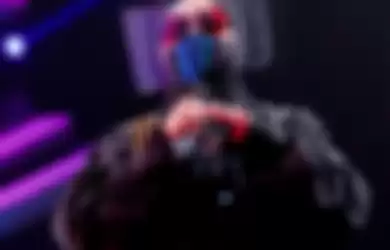 Melly Goeslaw tetap kenakan faceshield unik tapi disertai masker