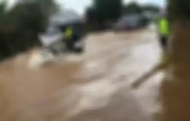 Rombongan Presiden Jokowi menerjang banjir di Kalimantan Selatan, Senin (18/1/2021). 