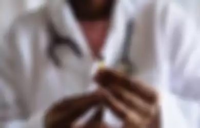 Seorang dokter takut disuntik saat akan divaksinasi vaksin Covid-19 di rumah sakit JIH Solo.