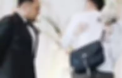 Viral video pengantin wanita meminta izin memeluk mantan untuk terakhir kalinya.
