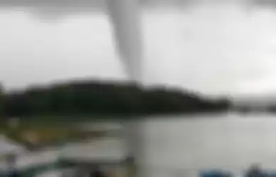 Video viral saat putting beliung terjadi di waduk gajah mungkur