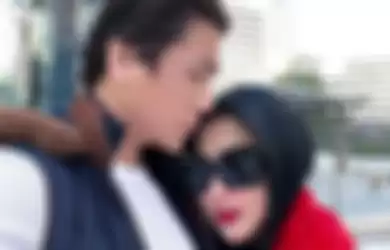 Syahrini mandi di pemandian umum tanpa Reino Barack : Takut!