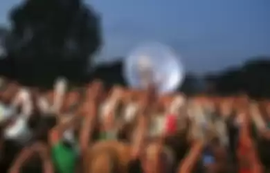 Wayne Coyne stage diving dengan balon saat tampil di jodrell Bank Live 2011 silam.