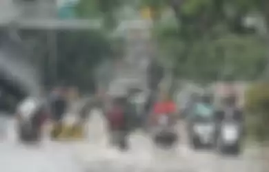 Ilustrasi motor terobos banji. BMKG peringatkan 5 provinsi di pulau Jawa berstatus siaga banjir.