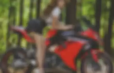 Nita Thalia tampil seksi bersama motor Kawasaki Ninja