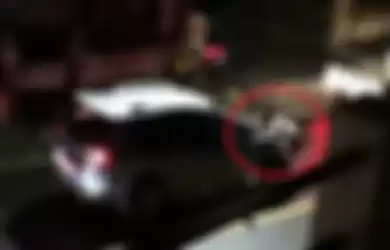Tangkapan video seorang perempuan hadang hingga diseret mobil di Kota Tomohon, Sulawesi Utara. 