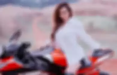 Penyanyi dangdut Nita Thalia di atas motor