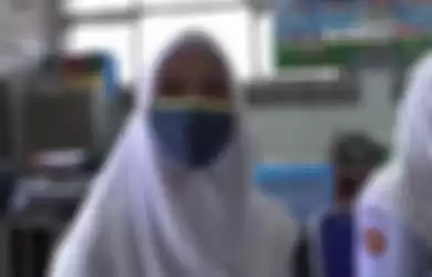 Elizabet Anggelia Zega, siswi non-muslim di SMKN 2 Padang yang mengaku memakai jilbab karena peraturan dan ingin menyesuaikan diri dengan lingkungan di sekitarnya. 