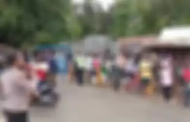 Petugas Satgas Penanganan Covid-19 Kabupaten Bogor membubarkan massa yang berkerumun dalam proses syuting film sinetron ikatan cinta di Kecamatan Megamendung Kabupaten Bogor, Jawa Barat pada Rabu (27/1/2021)