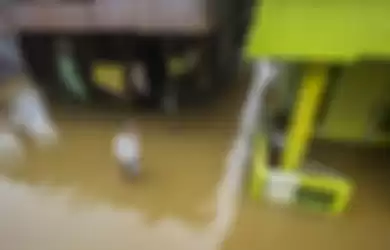 Ilustrasi banjir, merendam dan merusak lantai dan dinding rumah. 