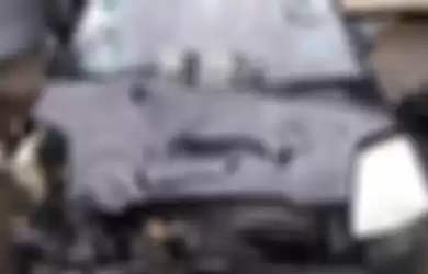 Mobil yang dikemudikan EHSW ringsek di bagian depan setelah terlibat kecelakaan maut di Bantul, Rabu (27/1/2021). 