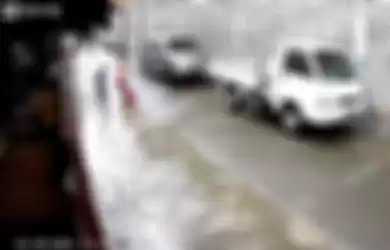 Tangkapan Layar video viral mobil lindas anak kecil terekam CCTV 