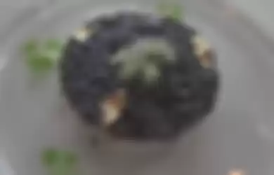 Makanan pembuka berbahan dasar kepiting dengan caviar dan taburan emas berbentuk daun sebagai toppingnya.