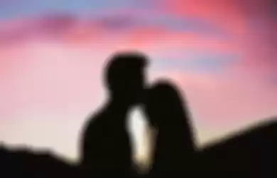 ilustrasi ciuman yang dilakukan seorang pasangan terhadap kekasihnya. 