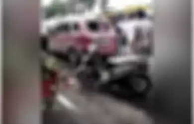 Toyota Avanza Pak Kades diamuk massa akibat ketahuan bawa istri orang