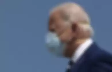 Presiden AS yang baru saja dilantik, Joe Biden mengenakan 2 masker. 