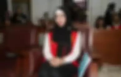 Roro Fitria berpenampilan berbeda dengan mengenakan hijab hitam saat menjalani sidang lanjutan di Pengadilan Negeri (PN) Jakarta Selatan, Rabu (17/10/2018) 