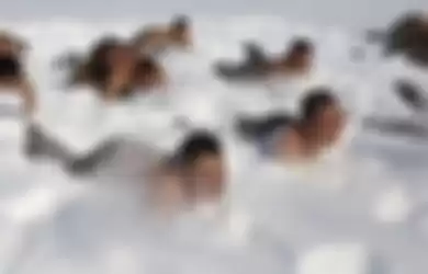Para prajurit Tentara Pembebasan Rakyat (PLA) diperintahkan merayap di atas lapisan salju sambil bertelanjang dada dalam latihan di provinsi Heliongjiang, China yang saat itu berada dalam suhu -10 derajat Celcius.