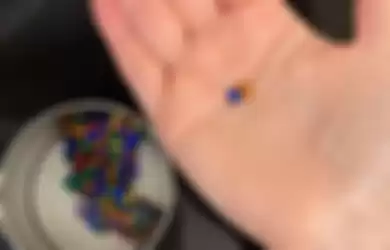 Dua manik magnet kecil yang ditelan oleh anak Hayley Thake.