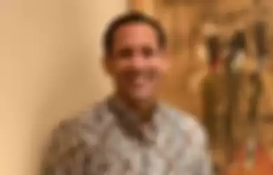 Potret Nadiem Makarim Kenakan Baju Batik