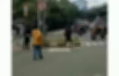 Viral video aksi koboi pria menodongkan senjata api ke pengendar di Cengkareng.