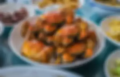 Ilustrasi makan kepiting