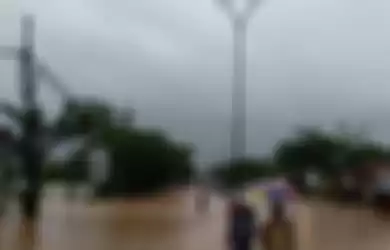 (ilustrasi) Viral Warga Menerjang Banjir untuk Minta Beras, Sampai di Dinsos Pekalongan Kesal Petugas Malah Asyik Karaoke, Bantuan Dipersulit