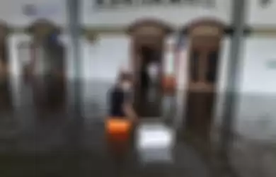 Banjir Semarang melumpuhkan simpul transportasi.