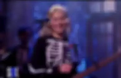 Gitar Phoebe Bridgers yang Dihancurkannya di 'Saturday Night Live' Dilelang