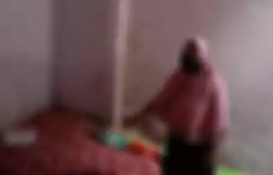 Warni menunjukkan jasad sang cucu di tempat tidur, Minggu (7/2/2021). Seorang ibu menitipkan bayi yang diduga telah meninggal dunia ke rumah mertuanya di Jalan WR Supratman, Gang Masjid Nurul Huda, Kelurahan Talang, Kecamatan Telukbetung Selatan, Bandar Lampung, Sabtu (6/2/2021) malam. 