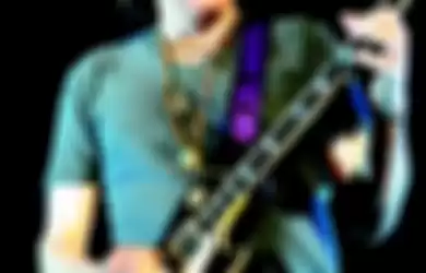 Gitaris Stone Temple Pilots, Dean DeLeo, dalam konser di Jakarta, Minggu (13/3/2011)
