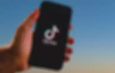 Ilustrasi cara mudah download video TikTok lewat smartphone.