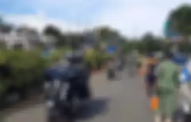 Rombongan moge yang lolos tak diperiksa petugas saat razia rapid tes antigen di Simpang Gadog, Puncak Bogor, Jawa Barat, (12/2/21)
