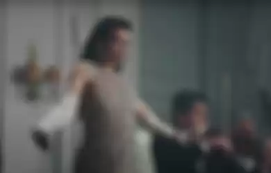 Dua Lipa dalam video musik 'We're Good'.