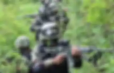 Prajurit TNI tengah berkonsentrasi saat melakukan pengintaian di Kampung Jalai, Distrik Sugapa, Intan Jaya, Papua. 