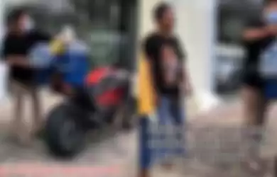 Seorang pria sedang menjual siomay menggunakan motor mahal Ducati seharga Rp 200 juta. Video menjadi viral karena mengundang keingintahuan, asli atau settingan? 