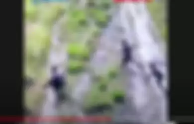 Kalang Kabut Terekam Tengah Tenteng Senjata, 4 Orang Diduga KKB Papua Ngacir Kabur Masuk Hutan saat Lihat Drone TNI, Videonya Viral di Medsos