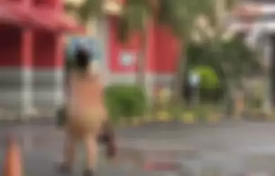Perempuan muda tertangkap kamera berjalan setengah telanjang di halaman sebuah toserba Jalan Pasar Wetan, Kota Tasikmalaya, Rabu (17/2/2021) pagi. 