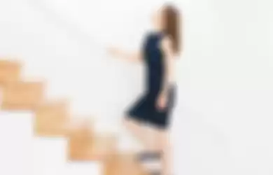 Ilustrasi orang menaiki tangga. 