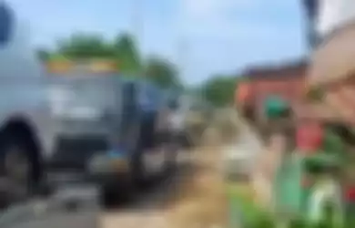 Capture video viral warga Desa Sumurgeneng, Kecamatan Jenu, Kabupaten Tuban, beli mobil ramai-ramai. 