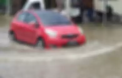 Jangan Panik, Lakukan Hal Ini Saat Mobil Terjebak dalam Banjir